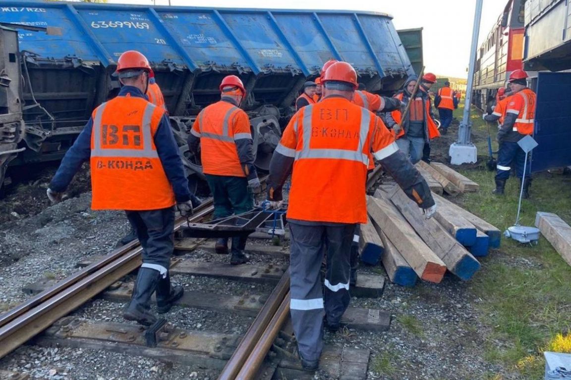 В Свердловской области сошли с путей пять вагонов грузового поезда -  «Уральский рабочий»